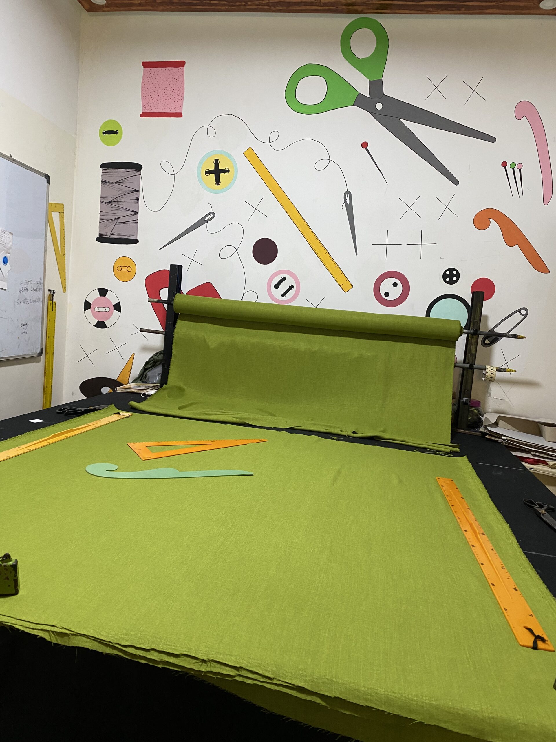 خياطة محترفة في مشغلها الأنيق